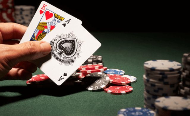 Cách chơi game bài xì dách hiệu quả chính là quan sát quân bài ngửa của nhà cái