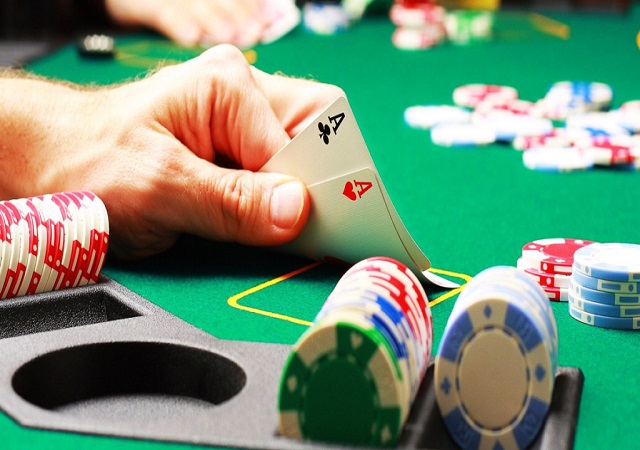Lý do bạn cần học cách đọc bài khi chơi Poker
