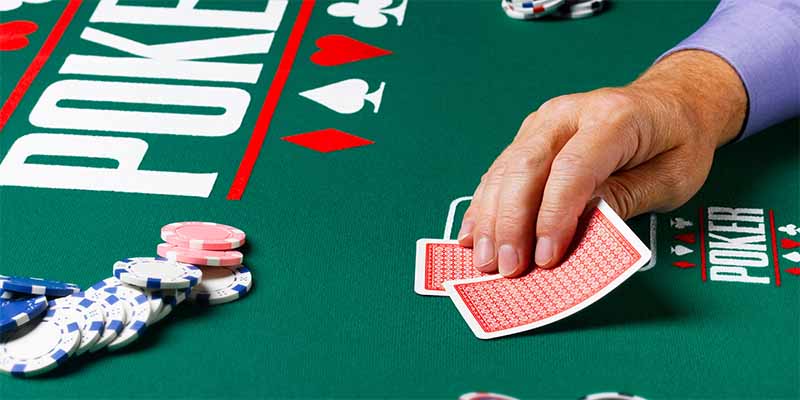 Chơi Poker là gì? Tất cả bạn cần biết về luật, chiến lược và mẹo 