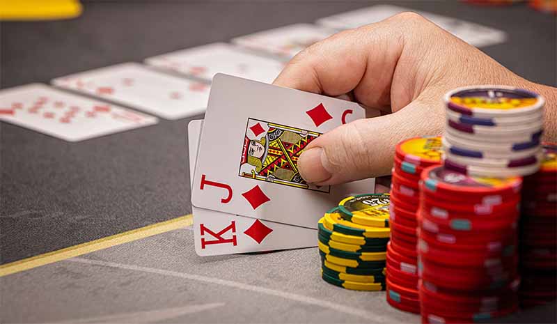 Chơi Poker là gì? Tất cả bạn cần biết về luật, chiến lược và mẹo 