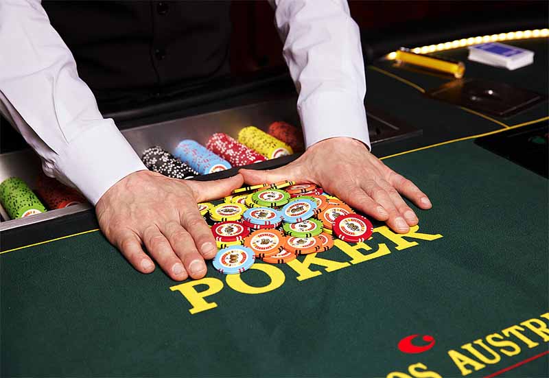Chơi Poker là gì? Tất cả bạn cần biết về luật, chiến lược và mẹo 