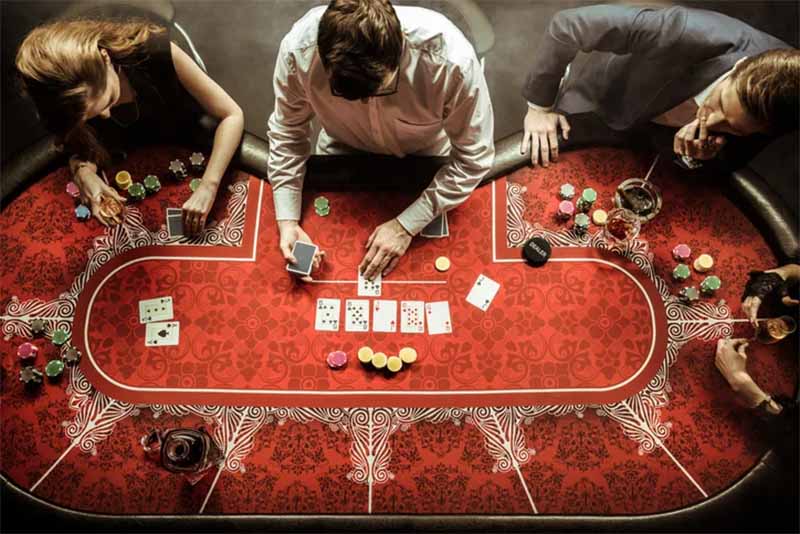 Dealer Poker là gì? Hướng dẫn phân biệt Dealer và Player 