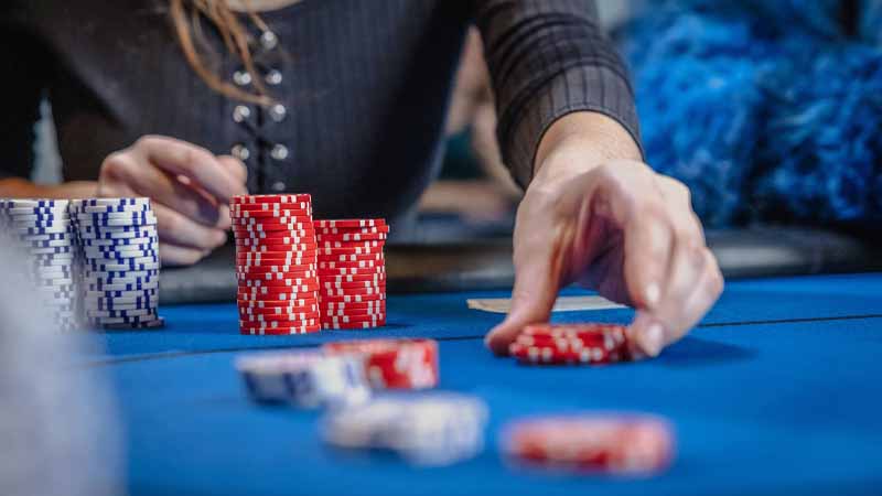 Phỉnh Poker là gì? Giải mã bí ẩn những chip quyền lực trên bàn cược