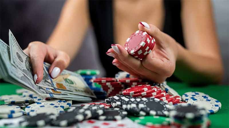 Phỉnh Poker là gì? Giải mã bí ẩn những chip quyền lực trên bàn cược 