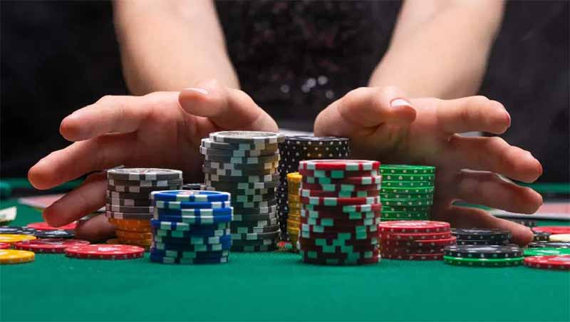 Phỉnh Poker là gì? Giải mã bí ẩn những chip quyền lực trên bàn cược 