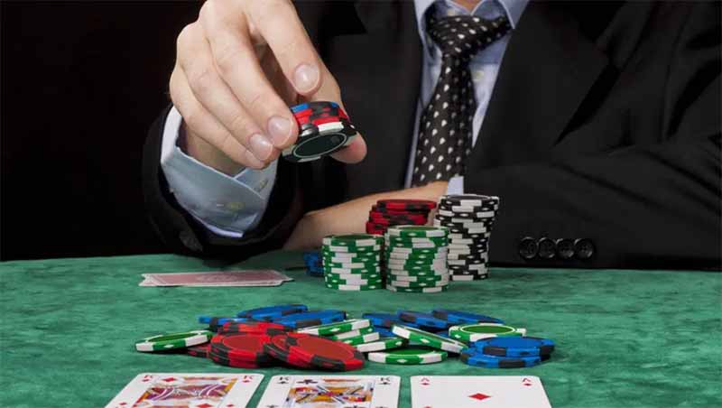 Straddle poker là gì? Hiểu rõ blind đặt trước và cách chơi thông minh 