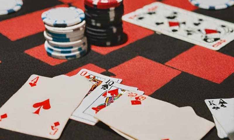 Bài tiến lên tiếng Trung là gì? Giải nghĩa chuẩn kèm ví dụ dễ hiểu 