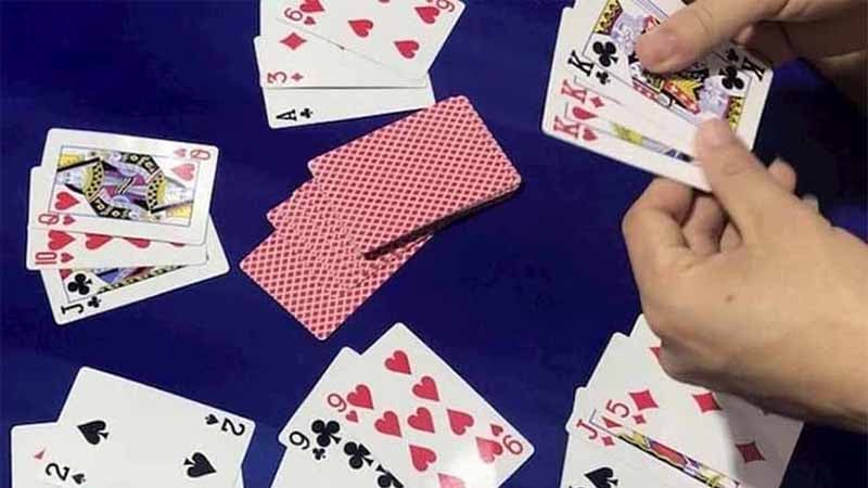 So sánh liêng và sáp: Giải mã tay bài mạnh – yếu trong luật chơi liêng 